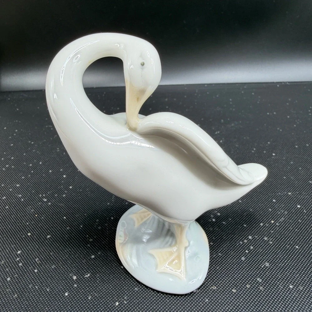 Lladro Swan Bird Figurine Preening Bird Porcelain Spain Glossy White 4 Inch